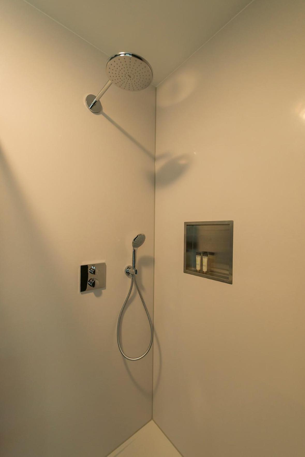 Apartment New Bed And Coffee On Hotspot Location, Fast Wifi *